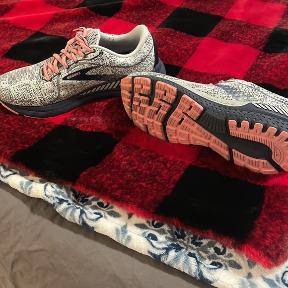 These are a size 8.5 Brooks only used them once - Picture 2 of 2